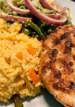Una foto de Arroz a la jardinera con hamburguesas de pollo y ensalada 🥗
