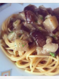 Una foto de Espaguetis con salsa blanca de berenjena