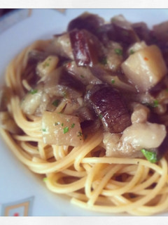Una foto de Espaguetis con salsa blanca de berenjena