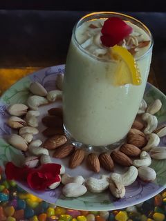 મેંગો લસ્સી (Mango Lassi Recipe In Gujarati) રેસીપી મુખ્ય ફોટો
