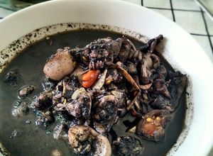 Foto resep Cumi Masak Kuah Tinta Hitam (Blakutak)