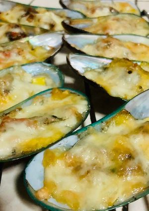 A picture of Three Cheese Baked Mussels.