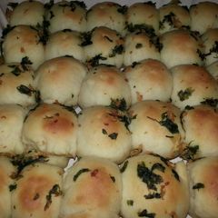 A picture of Garlic cheeze balls.