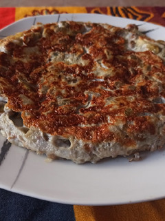 Una foto de Tortilla de habas y cebolla