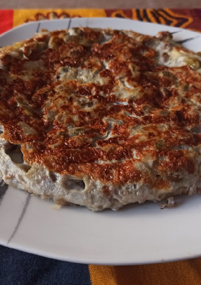 Una foto de Tortilla de habas y cebolla