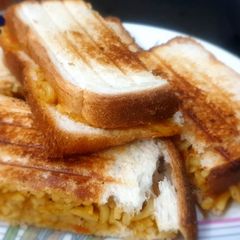 A picture of Maggi sandwich.