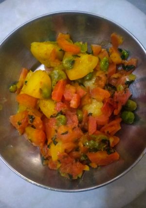 A picture of Gajar matar aloo ki sabji.