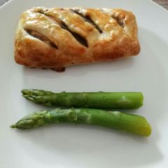 A picture of Salmon fillet and portobello pie.