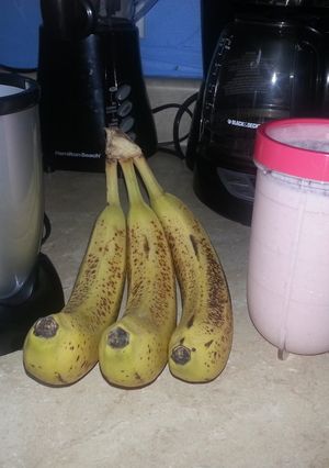 A picture of Strawberry banana smoothie.