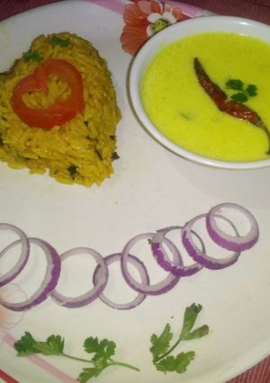 A picture of Green onion rice with curry.