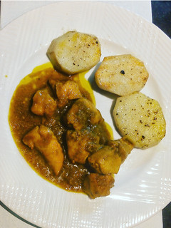 Una foto de Pollo al curry con papas