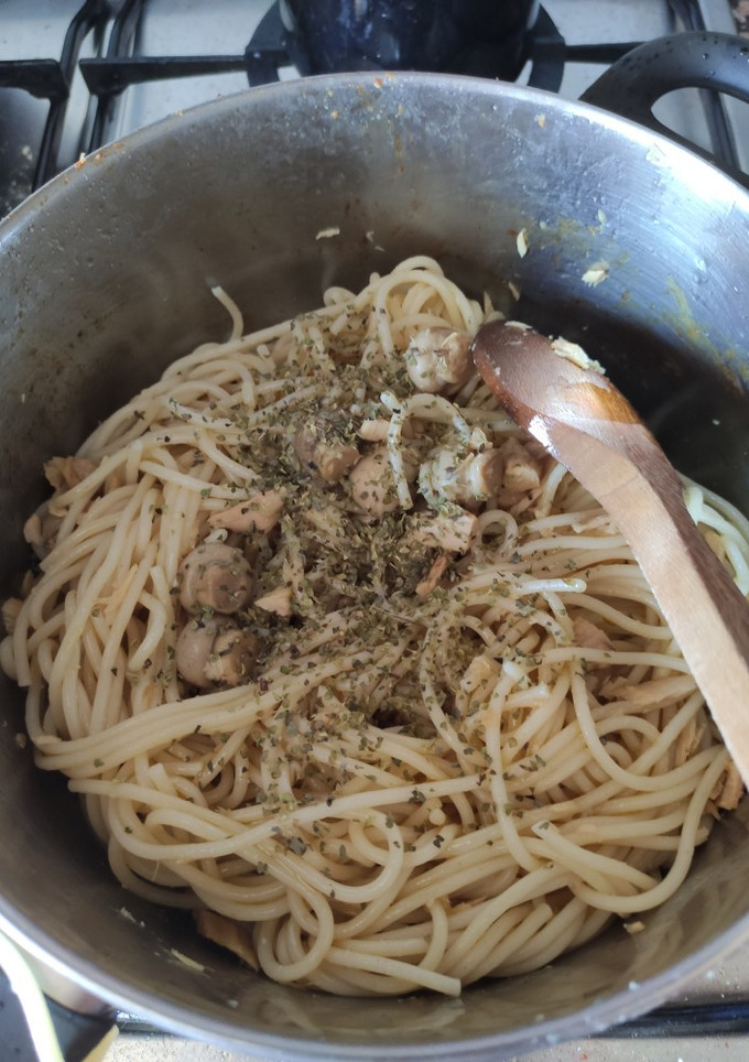 Una foto de Espaguetis con atún y champiñones