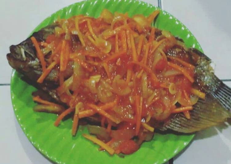 Bahan-bahan Gurame goreng bumbu saus tomat Sederhana dan Mudah Dibuat