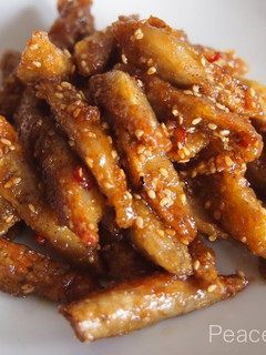 A picture of ［Vegetarian] Fried Burdock Root with Sweet-Salty Sauce and Sesame Seeds.