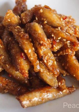 A picture of ［Vegetarian] Fried Burdock Root with Sweet-Salty Sauce and Sesame Seeds.