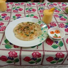 A picture of Uttapam with coconut chutney.