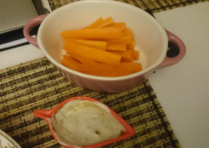 Carrots with honey yogurt dip