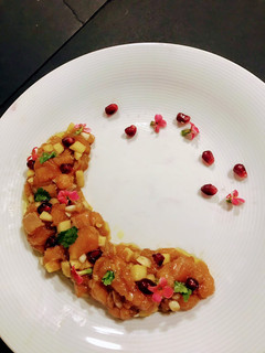 Una foto de Tartar de salmón con manzana verde y granada