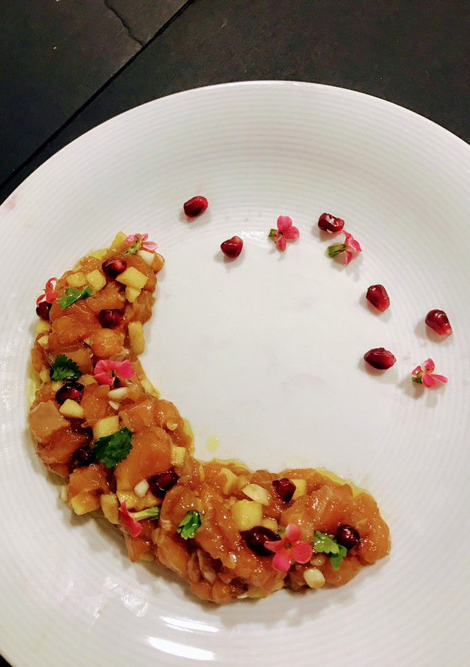 Una foto de Tartar de salmón con manzana verde y granada