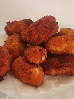 Una foto de Croquetas de queso y jamón york