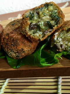Una foto de Croquetas de espinacas, setas y cabrales con cebolla caramelizada