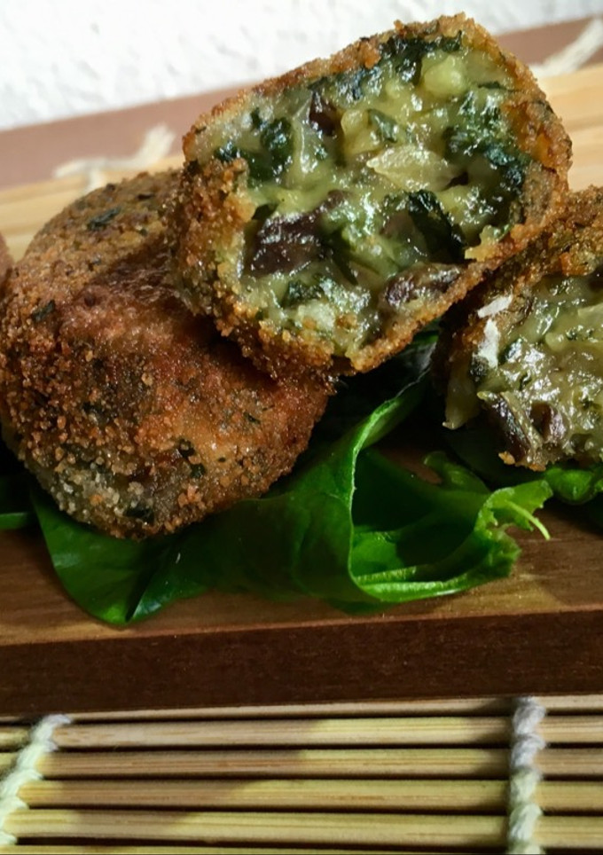 Una foto de Croquetas de espinacas, setas y cabrales con cebolla caramelizada