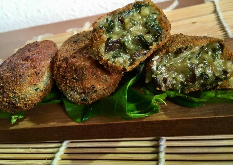 Croquetas de espinacas, setas y cabrales con cebolla caramelizada