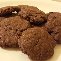 A picture of Cocoa and chocolate chip cookies.
