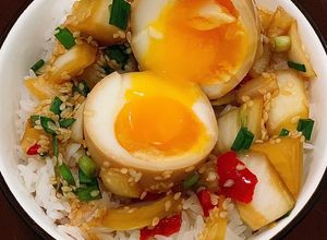 Hình của món Trứng ngâm tương (Mayak eggs).