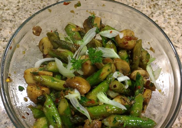 Recipe: Appetizing Garlicky Asparagus and Mushroom Stirfry