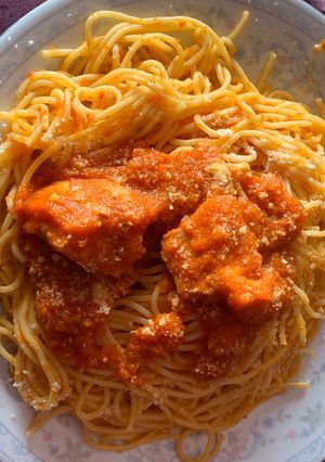 Una foto de Fideos rojos con pollo - estilo Perú