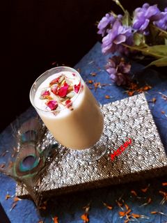 रोज़,ड्राइफ्रूट श्रीखण्ड लस्सी (rose dry fruit shrikhand lassi recipe in Hindi) रेसिपी मुख्य फोटो