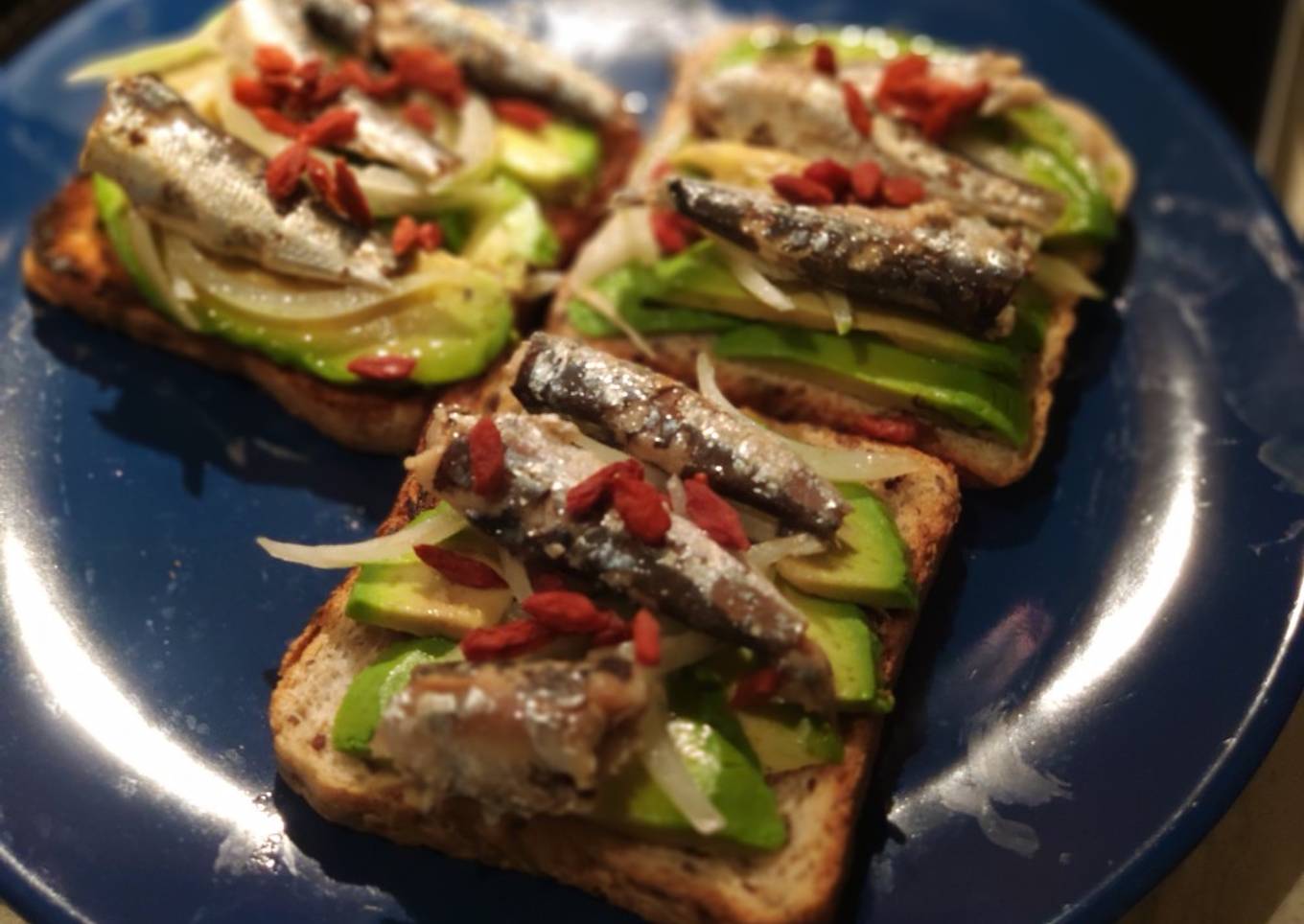 Tosta de sardinillas con aguacate
