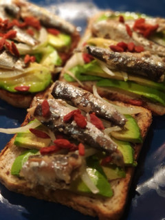 Una foto de Tosta de sardinillas con aguacate
