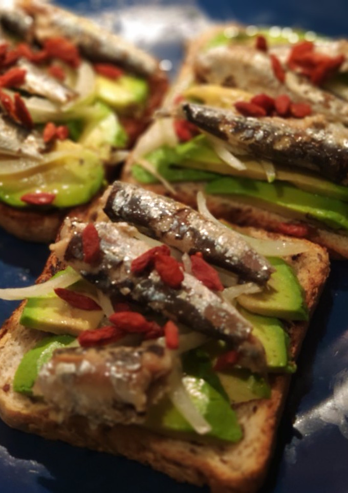 Una foto de Tosta de sardinillas con aguacate