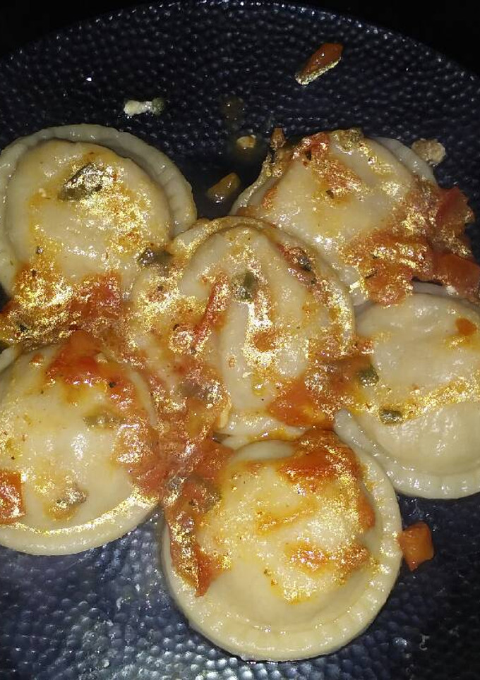 Una foto de Sorrentinos de calabaza, nueces y mozzarella