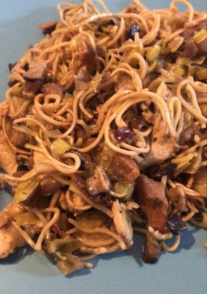 Una foto de Noodles con setas y pollo
