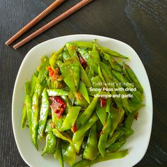 A picture of Chinese stir fry - Snow Peas with dried shrimps and garlic.