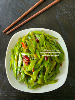 A picture of Chinese stir fry - Snow Peas with dried shrimps and garlic.