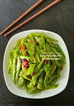 A picture of Chinese stir fry - Snow Peas with dried shrimps and garlic.