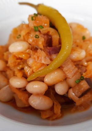 Una foto de Col refrita con alubias y panceta