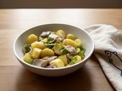 Une photo de hareng fumé et pommes de terre