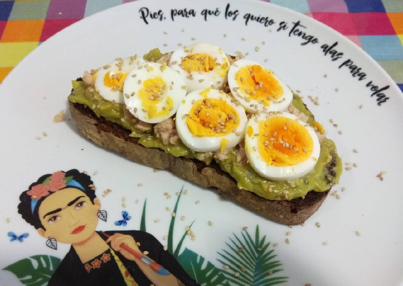 Tosta de guacamole, atún y huevo