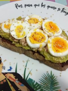 Una foto de Tosta de guacamole, atún y huevo