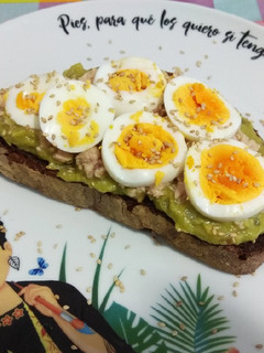 Una foto de Tosta de guacamole, atún y huevo