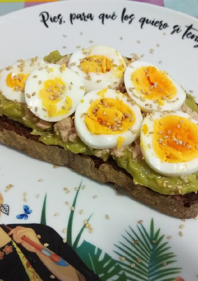 Una foto de Tosta de guacamole, atún y huevo