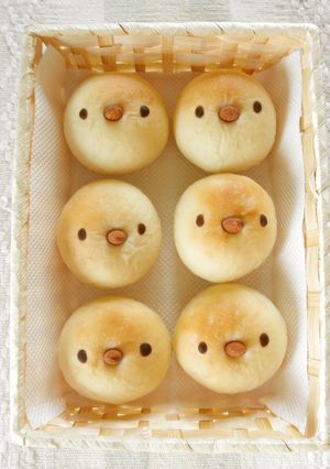 A picture of Bread Rolls with Birdie Faces.