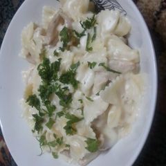 pasta with white sauce and chicken A picture of pasta with white sauce and chicken.