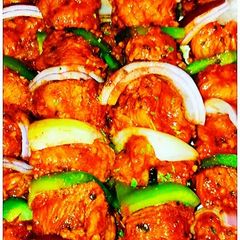 A picture of Mike's Garlic Sriracha Chicken Scewers.