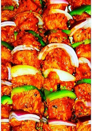 A picture of Mike's Garlic Sriracha Chicken Scewers.